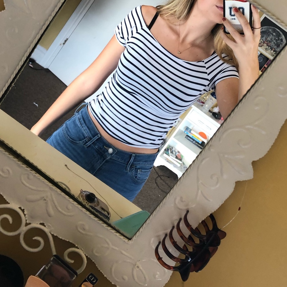 BRANDY MELVILLE SLIGHTLY CROPPED TEE